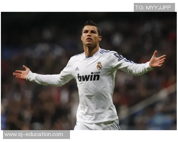 中超盛宴:皇马狂胜曼联五球赛场瞬间引发热烈讨论与数据分析 中超盛宴:皇马狂胜曼联五球赛场瞬间引发热烈讨论与数据分析