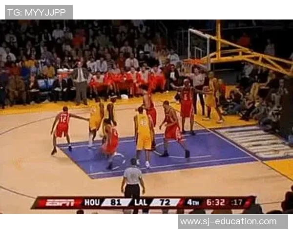 姚明突破防线展现过人技巧带球进攻的精彩瞬间