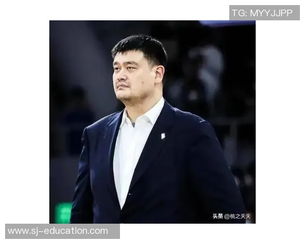 姚明挑战极限勇攀高墙展现不屈精神与追梦决心