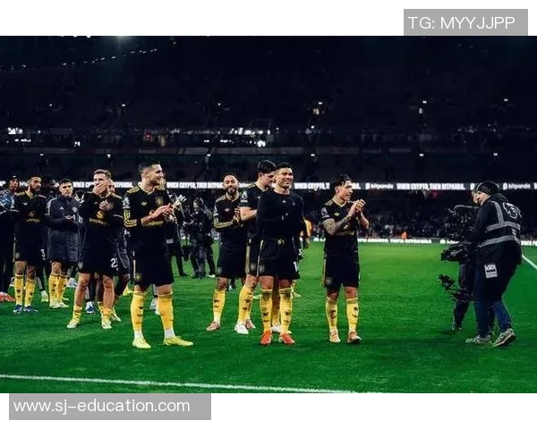 欧冠激战：AC米兰逆转曼联绝杀时刻点燃全场激情