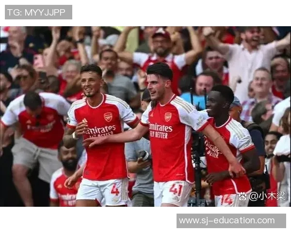 英超精彩对决曼联主场3-0战胜阿森纳逆转全场气氛热烈